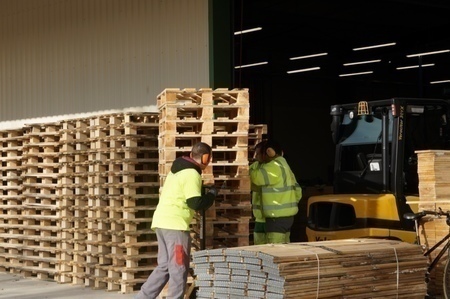 Prparation d'une pile de palettes pour le dplacement avec l'lvateur