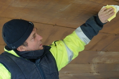 Ponage du plafond d'un abri en bois