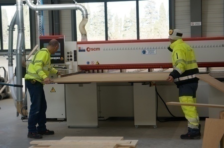 Mise en place d'une plaque de MDF sur la machine  dcoupe numrique